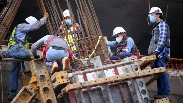 Piden a empresas modificar horarios de trabajadores por calor en NL