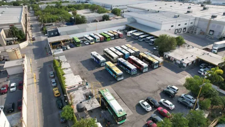 Padecen usuarios por falta de transporte; reportan camiones varados en talleres de Monterrey