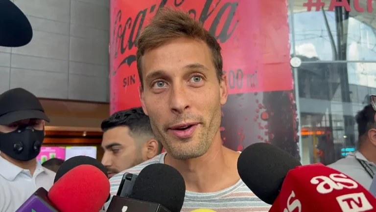 Afición de Rayados sorprende a Sergio Canales con emotiva bienvenida