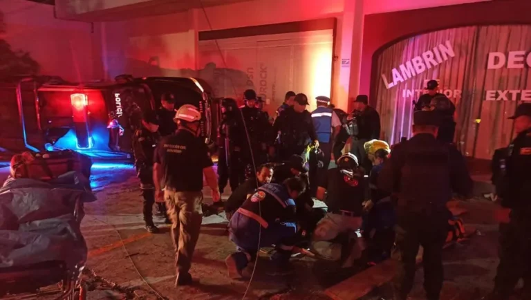 Reportan fuerte accidente entre patrulla de Fuerza Civil y camioneta en Monterrey