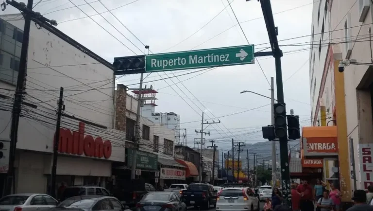 Registran en Monterrey semáforos apagados y colonias sin luz por fuerte viento