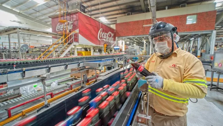 Buscan embotelladoras de Coca-Cola reducir huella de carbono