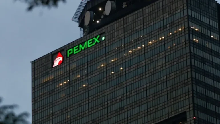 Baja en calificación de Pemex no afecta nota crediticia de México: Fitch