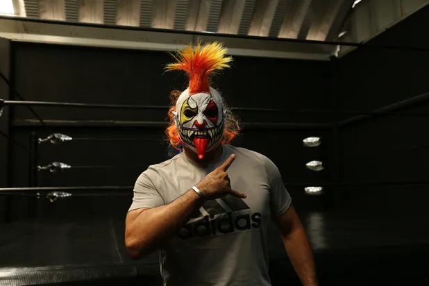 Luchador Psycho Clown fue chofer de Uber durante la pandemia, ahora abre gimnasio