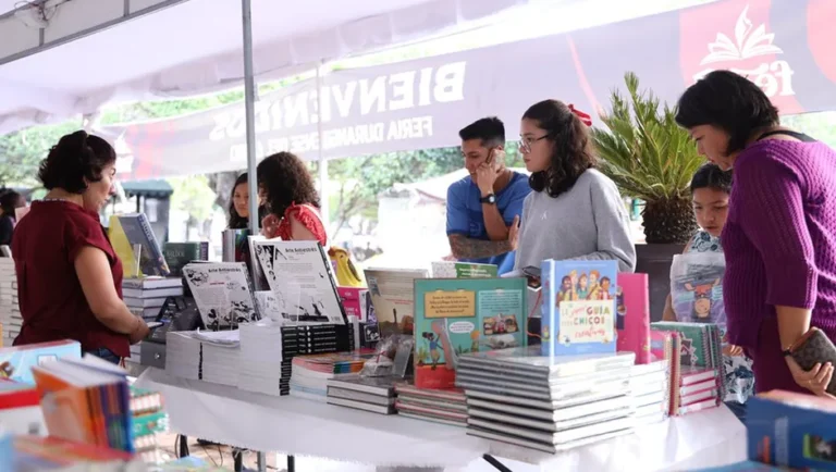 Llevan a cabo Feria Duranguense del Libro en el centro histórico