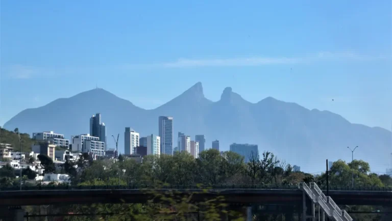 Esperan domingo caluroso con cielo despejado en Nuevo León