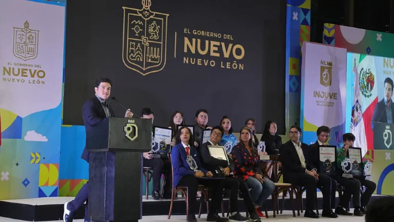 “¿Quieren un Presidente joven?”, pregunta Samuel García en Premio Estatal de la Juventud