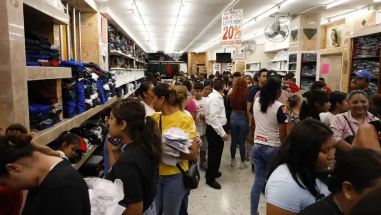 Realizan largas filas para compra de uniformes escolares en Monterrey