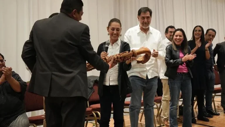 Recibe Claudia Sheinbaum un nuevo bastón de mando