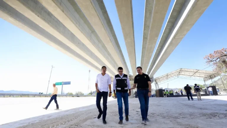 Autoridades supervisan avance de obras de Carretera Interserrana