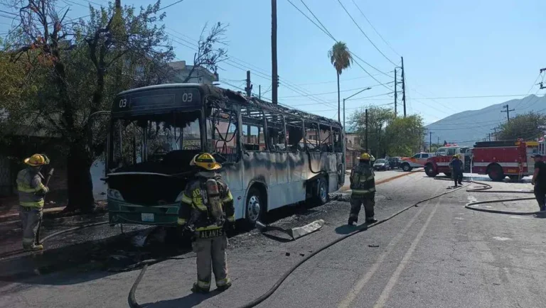 Reportan incendio de camión de Ruta Canteras en Monterrey