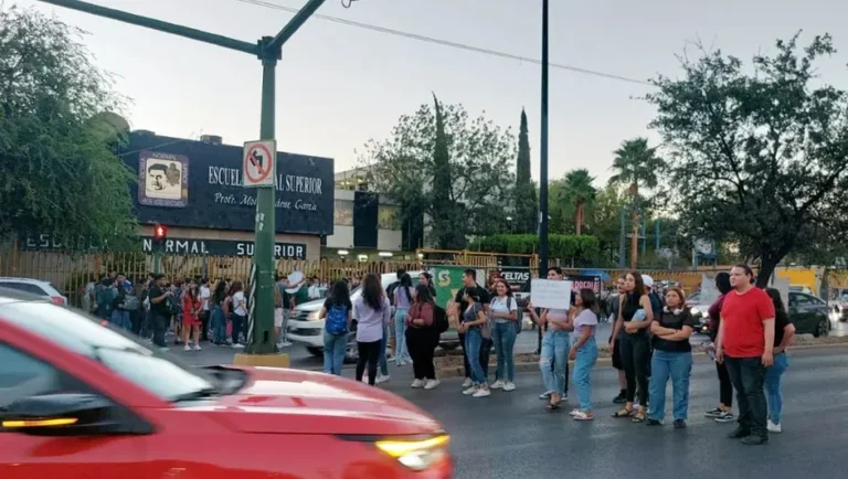 Se manifiestan estudiantes de la Normal Superior  en Monterrey por presunto acoso