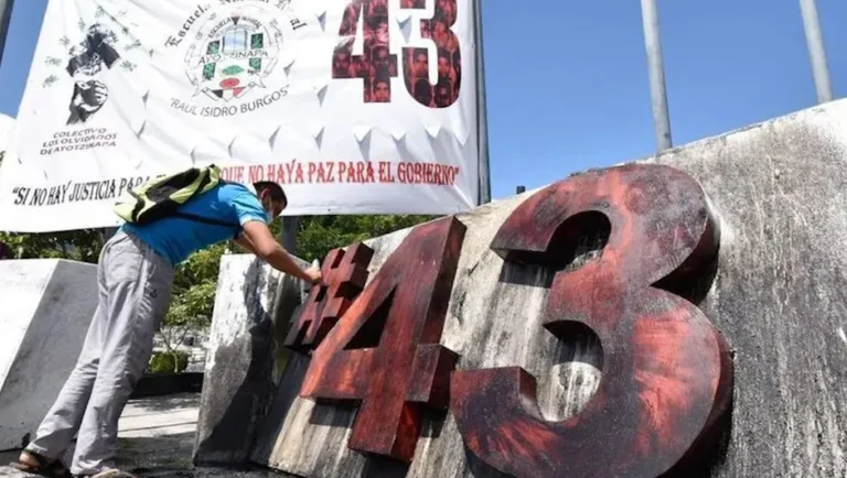 AMLO plantea hacer públicos los chats sobre los 43 si padres y FGR autorizan