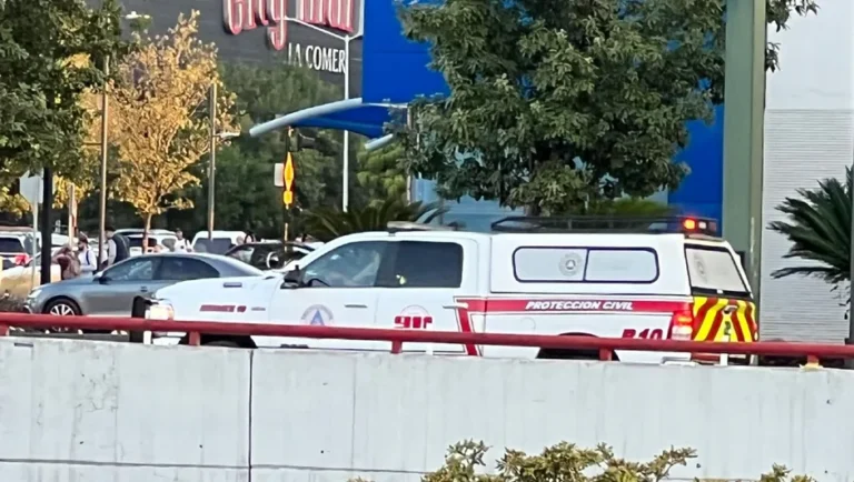 Asesinan a hombre en estacionamiento de centro comercial en San Pedro