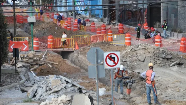 Protestan vecinos y comerciantes en Centrito Valle por retraso en obras