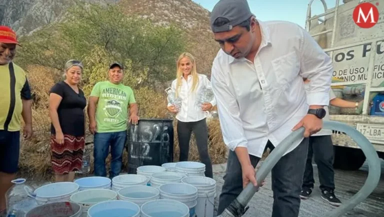 Jesús Nava distribuye agua con pipas en colonias de Santa Catarina