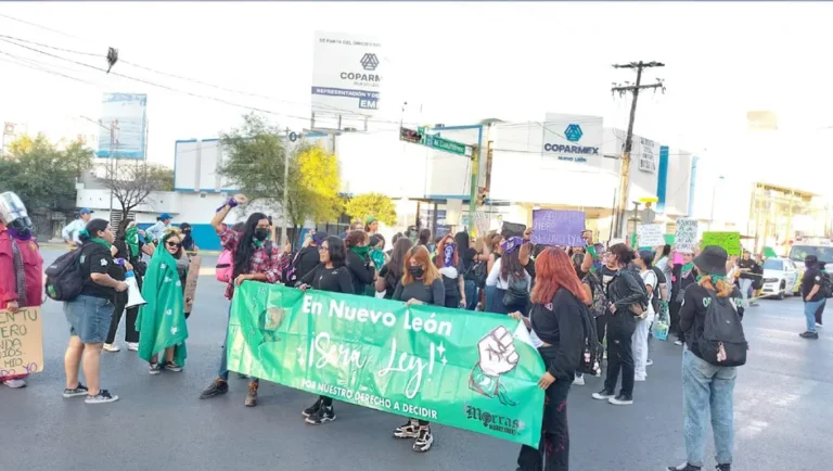 Marchan mujeres por aborto legal en centro de Monterrey