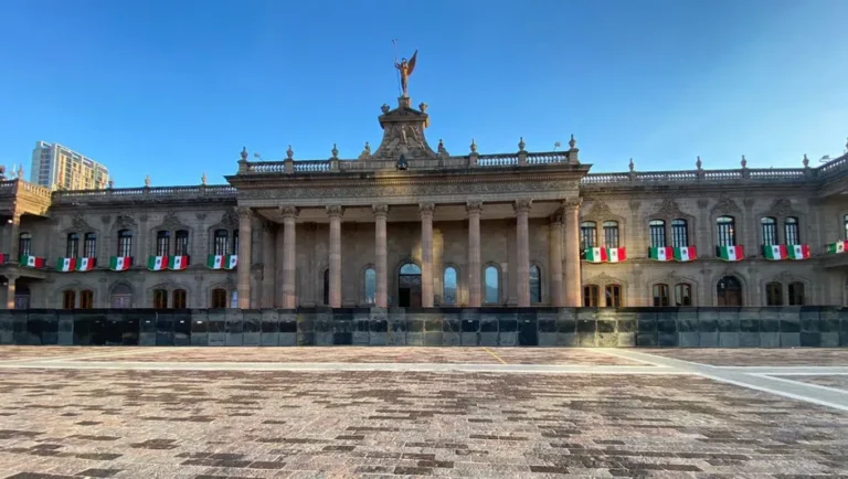 ‘Blindan’ Palacio de gobierno en NL previo a marcha por la despenalización del aborto