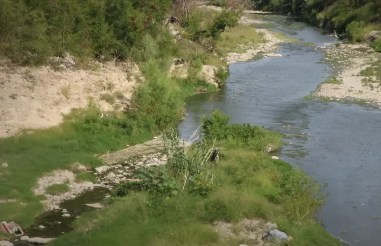 Retiran 84 toneladas de escombro y basura en el río Pesquería