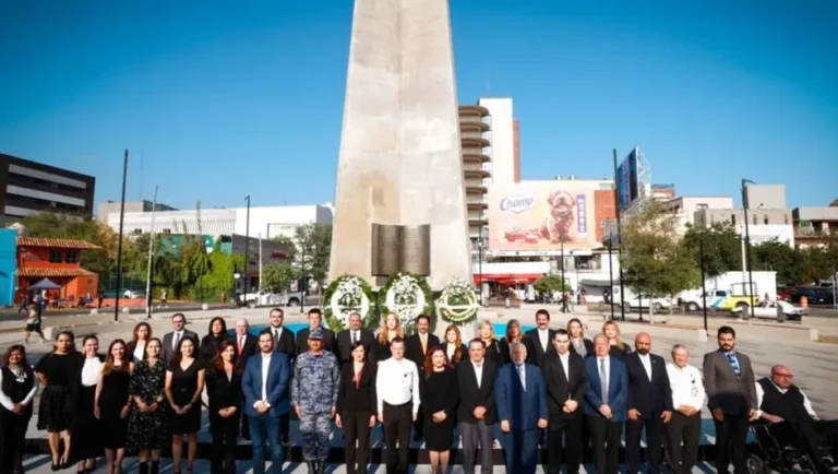 Realizan guardia de honor en Obelisco por 427 aniversario de la Fundación de Monterrey