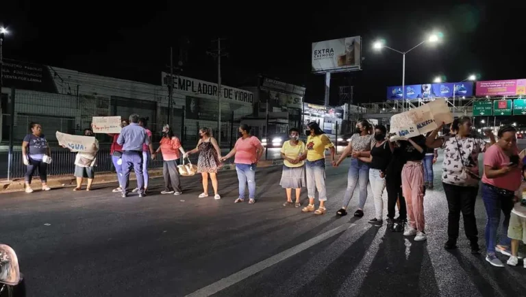 Protestan vecinos y bloquean avenidas por falta de agua en Monterrey