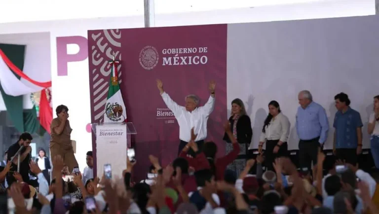 AMLO pide a seguidores «no dar paso atrás» en el movimiento de transformación