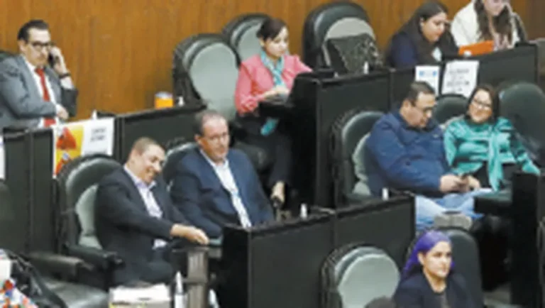 Critican a gobernador de Nuevo León por buscar la licencia