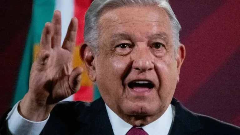 Señalan AMLO desafía orden del INE y mantiene posdata a cortinilla previa