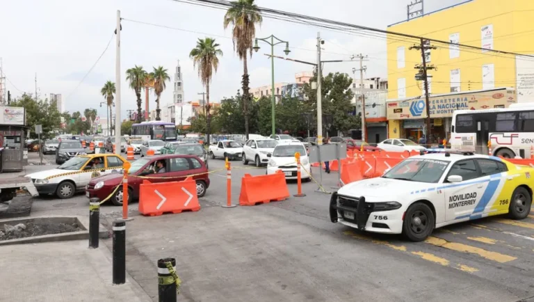 Registran tráfico y caos vial por obras del Arco de la Independencia en Monterrey