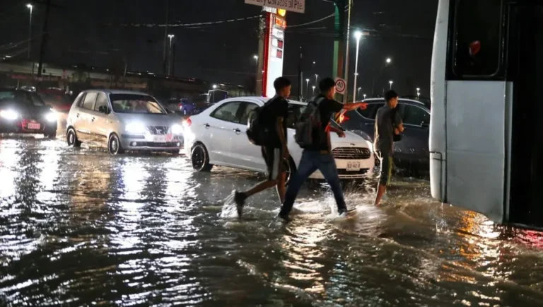 Rescatan a 7 personas tras lluvias torrenciales en Nuevo León