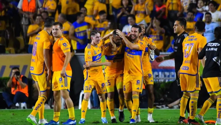 Remonta Tigres al Cruz Azul con golazo de Rafa Carioca