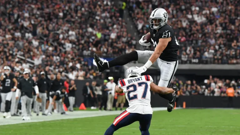 Vencen Raiders a Patriots con safety decisivo