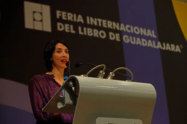 Recibe María Ospina el Premio Sor Juana en la FIL Guadalajara