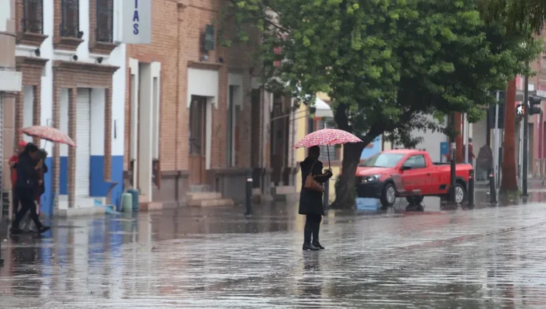 Pronostican lluvias y frío para este lunes en Nuevo León