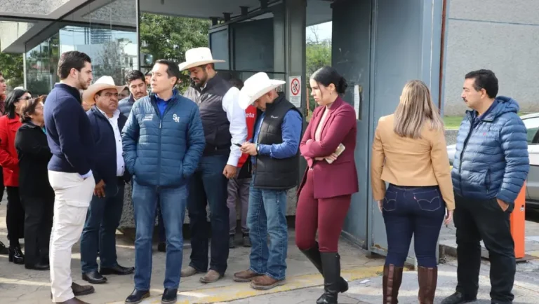 Alcaldes del PRI y PAN bloquean sede de edificio del Tribunal Federal por recursos