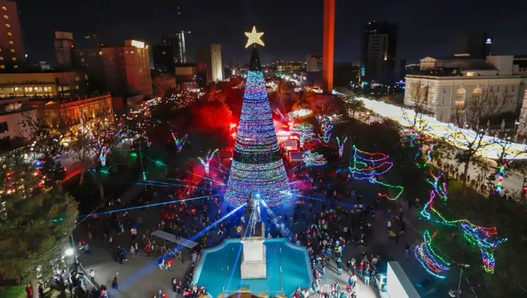 Enciende Monterrey pino navideño y anuncia desfiles