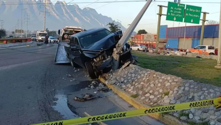 Conductor choca contra poste de energía eléctrica y provoca apagón en Monterrey