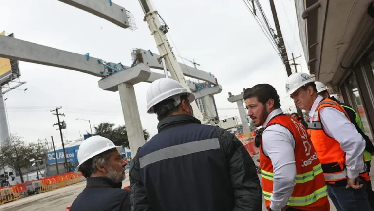 Montan trabes reforzadas con 70 toneladas de acero a la Línea 6 del Metro