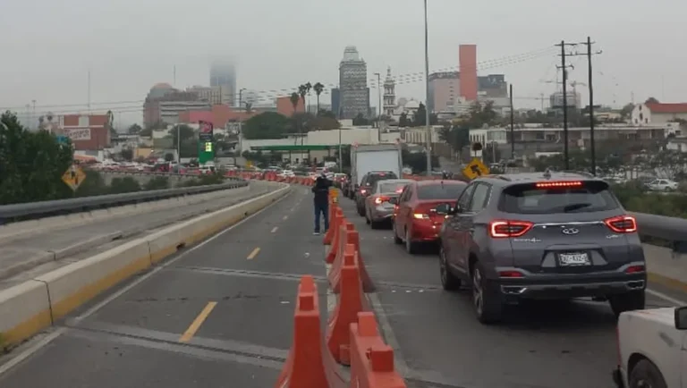 Reportan caos vial por obras de ciclovía en centro de Monterrey