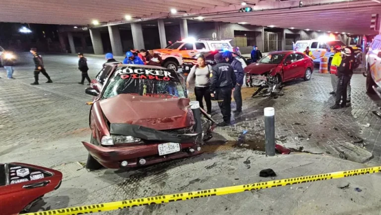 Conductor queda prensado tras choque de crucero en Monterrey