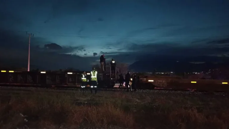 Muere bebé tras caer de los brazos de su madre al subir al tren en El Carmen