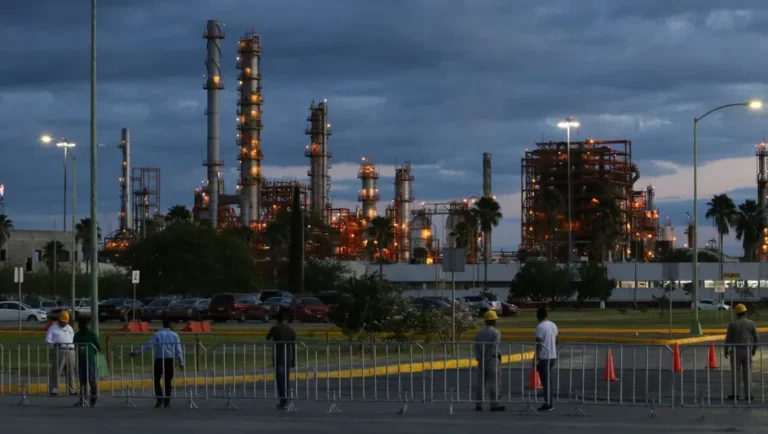 Samuel García enviará iniciativa al Congreso de NL para ir contra refinería de Cadereyta