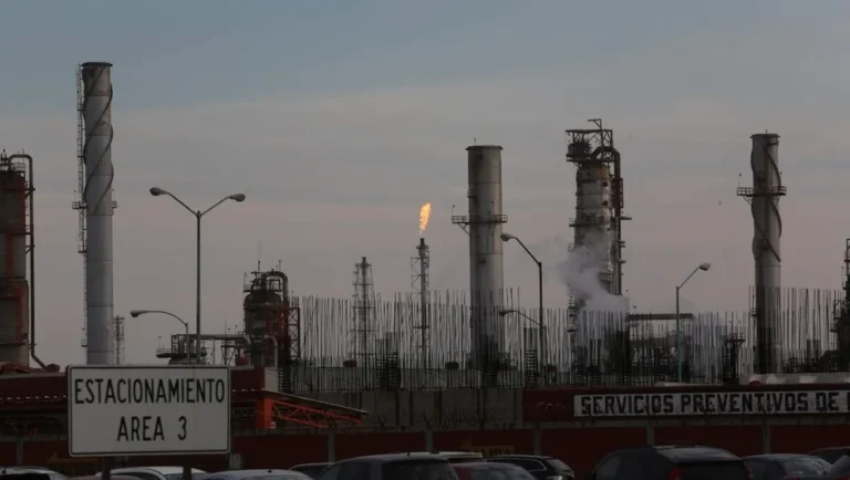 A pesar de protestas y demandas, refinería de Cadereyta sigue contaminando