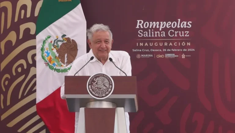 AMLO asegura que la nación confía en las fuerzas armadas; inaugura Puerto de Salina Cruz