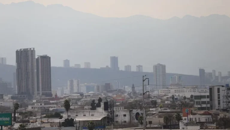 Descartan NL e IMSS aumento en enfermedades respiratorias por contaminación