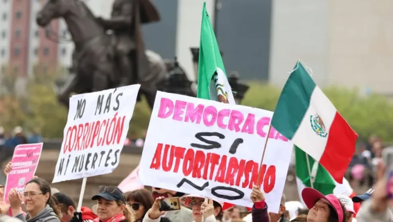 Ciudadanos marchan por la democracia en Centro de Monterrey