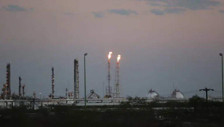 Nuevo León presenta pruebas de contaminación en refinería de Cadereyta; difieren audiencia