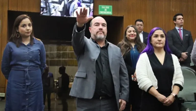 José Alfredo Pérez toma protesta como diputado en el Congreso de NL