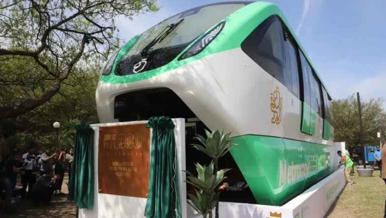 Muestran primer vagón del monorriel del Metro en Parque Fundidora