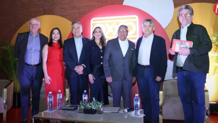 Presentan libro que conmemora los 45 años de Oxxo